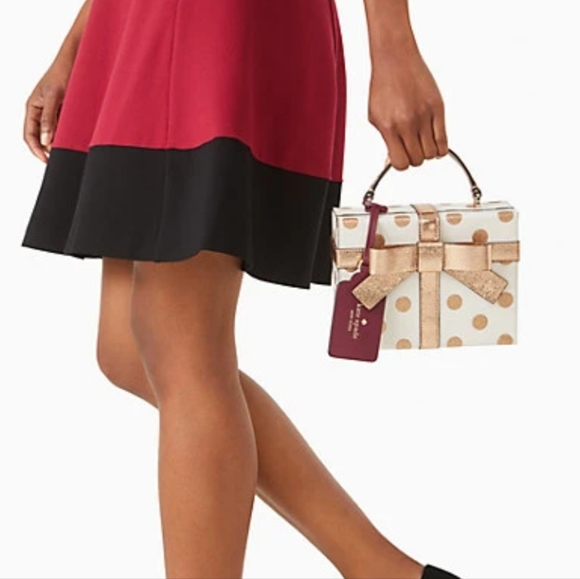 ๐50% OFF - NWTโผ๏ธ Kate Spade brand Wrapping Party Gift Box Crossbody - Picture 14 of 14